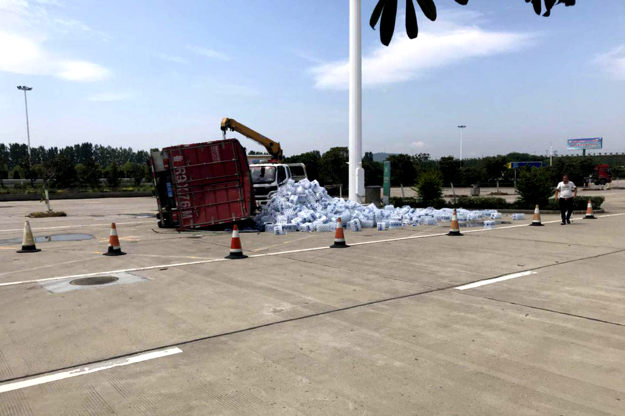 平南服務區幫助側翻貨車 (2)_副本.jpg 平南服務區幫助側翻貨車 (2)_副本.jpg