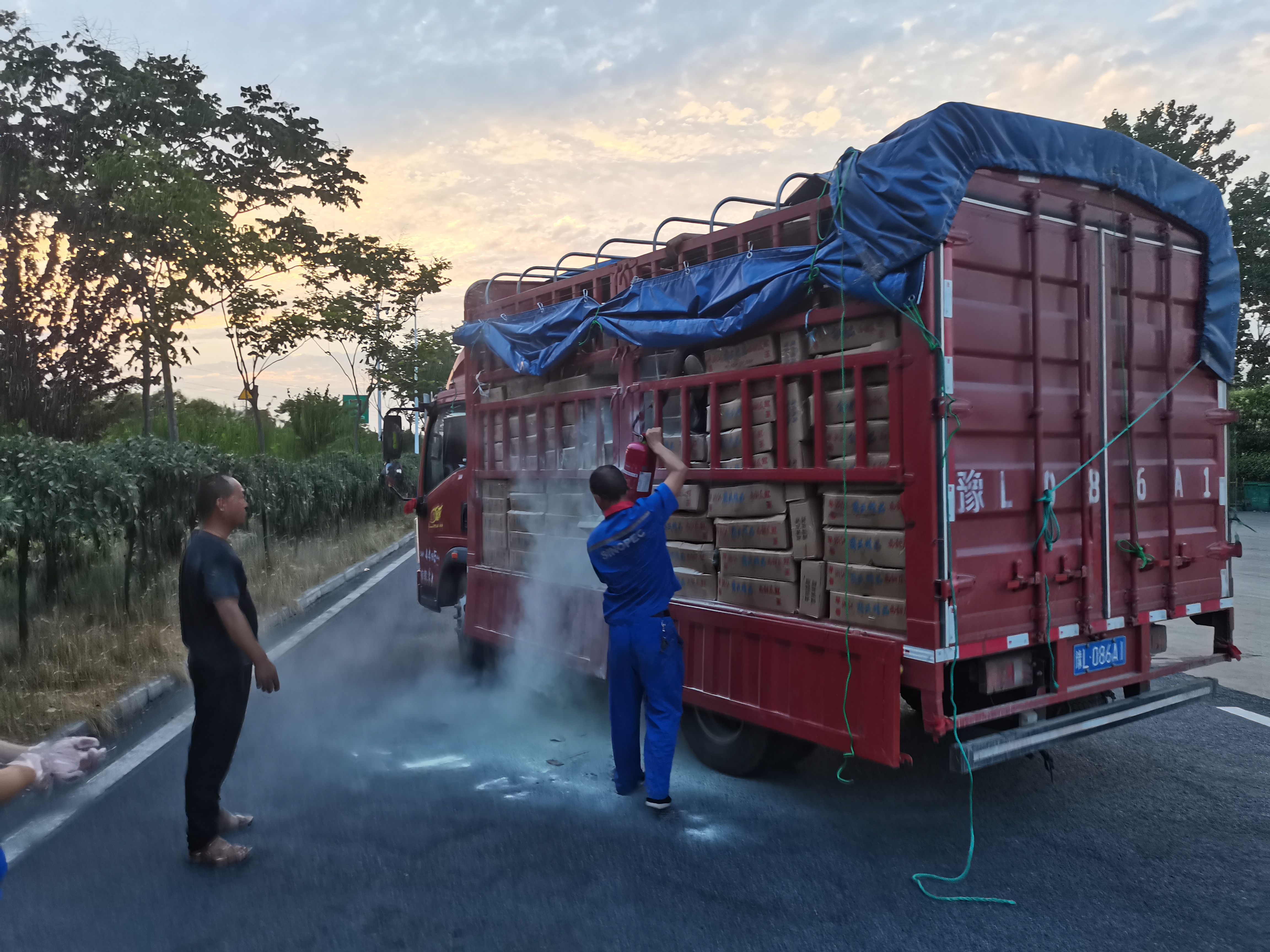 加油站救火.jpg 加油站救火.jpg