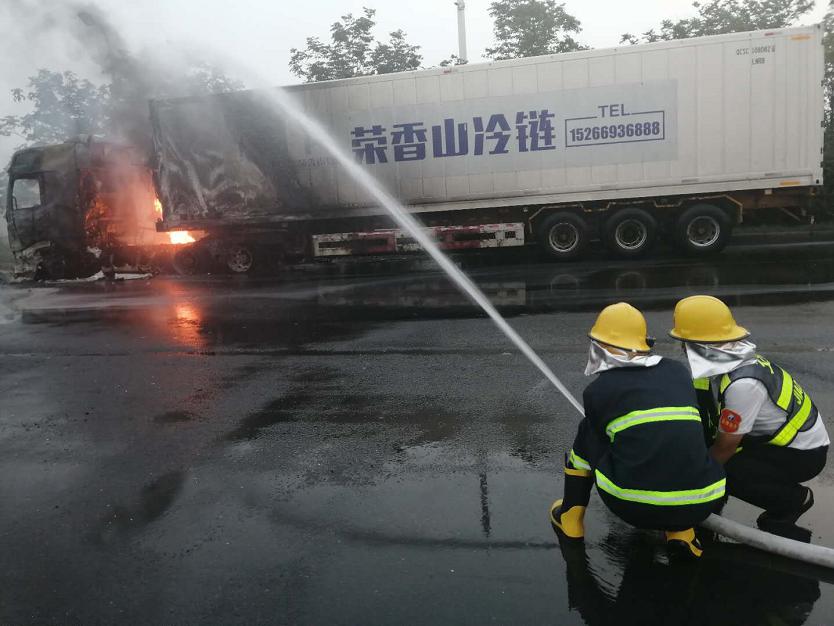 鶴壁服務區救火2.jpg 鶴壁服務區救火2.jpg