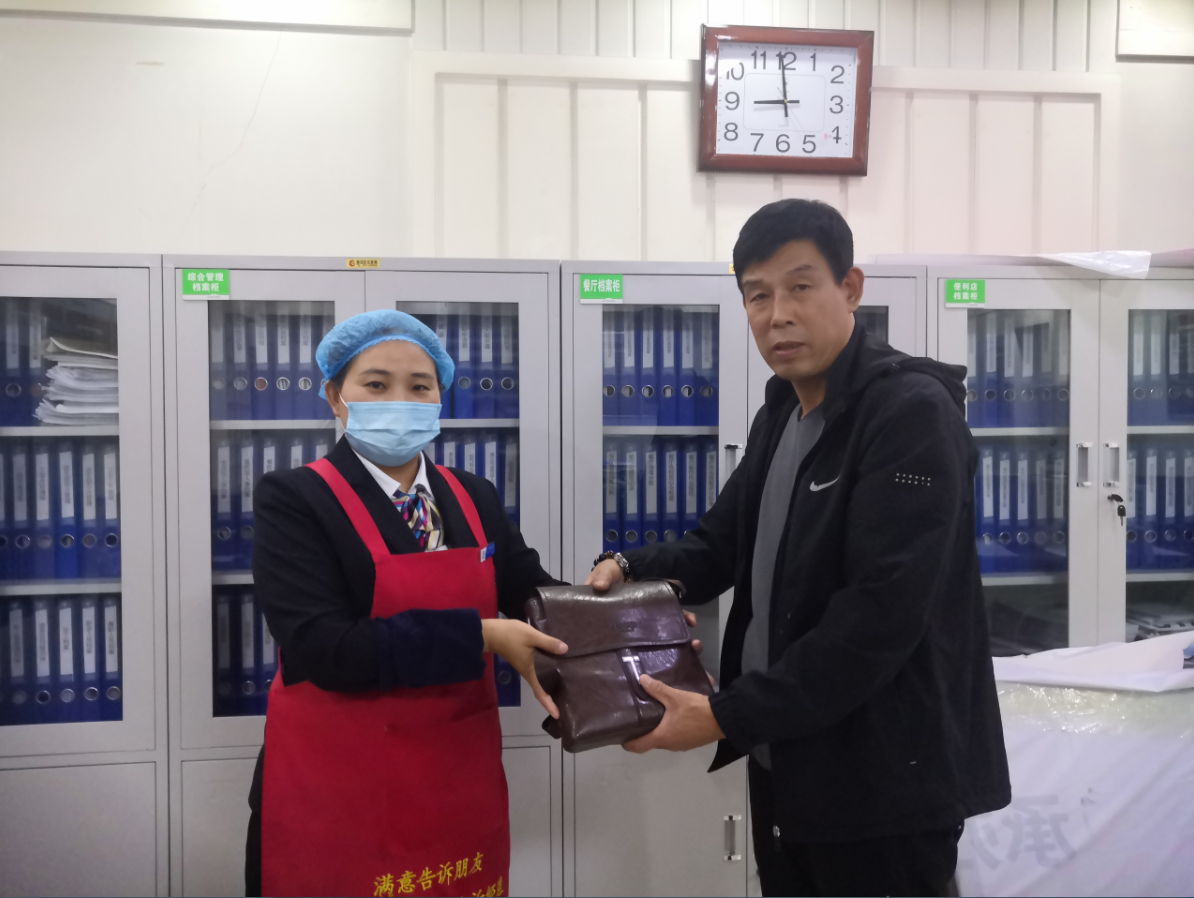 10月6日,三門峽服務(wù)區(qū)幫助司乘找回14000余元現(xiàn)金及存折、死亡證明等物品,失主執(zhí)意拿出500元酬謝被工作人員婉拒。.png 10月6日,三門峽服務(wù)區(qū)幫助司乘找回14000余元現(xiàn)金及存折、死亡證明等物品,失主執(zhí)意拿出500元酬謝被工作人員婉拒。.png