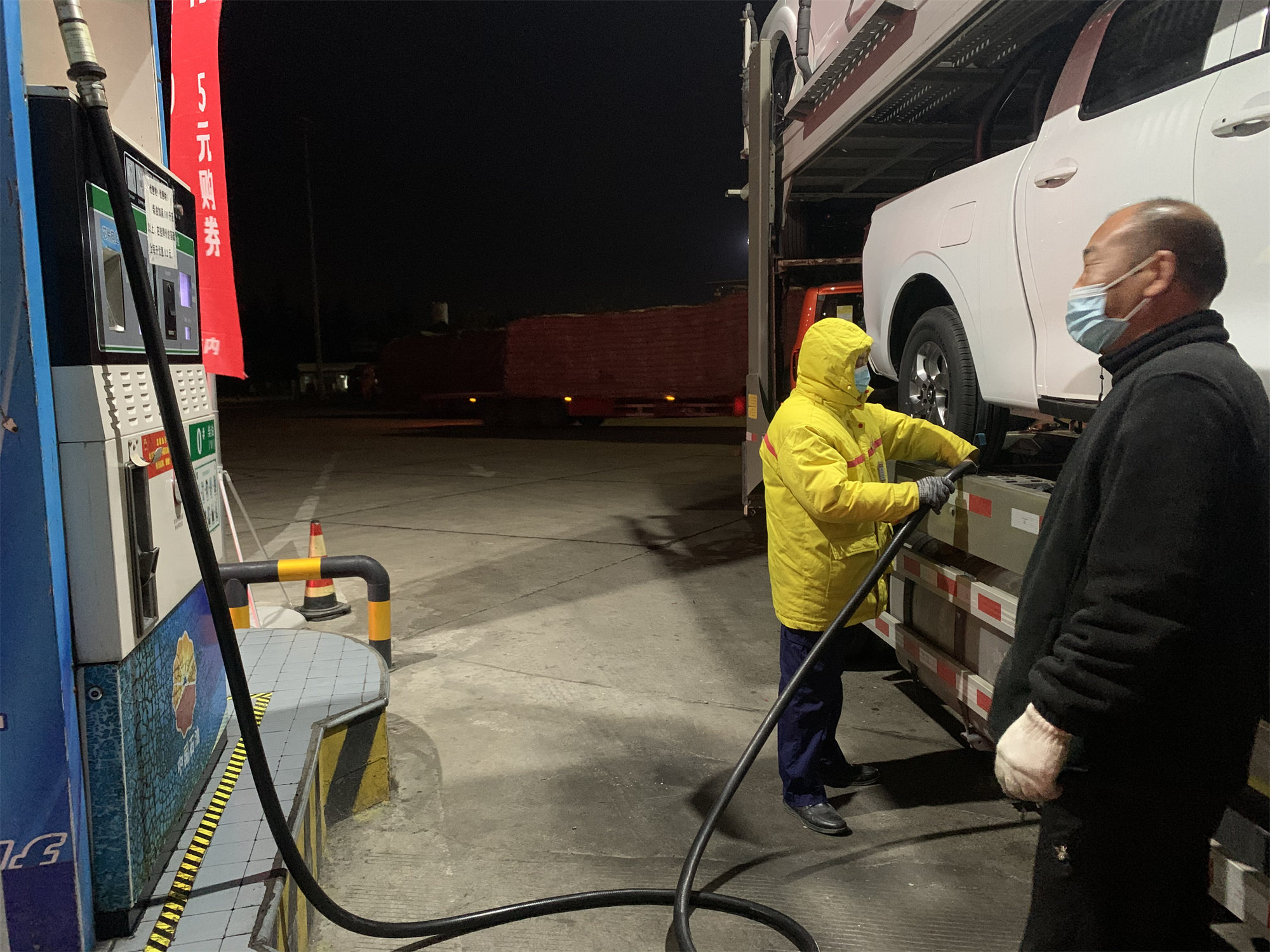 為員工配發棉服、手套+三門峽站+惠芳.jpg 為員工配發棉服、手套+三門峽站+惠芳.jpg