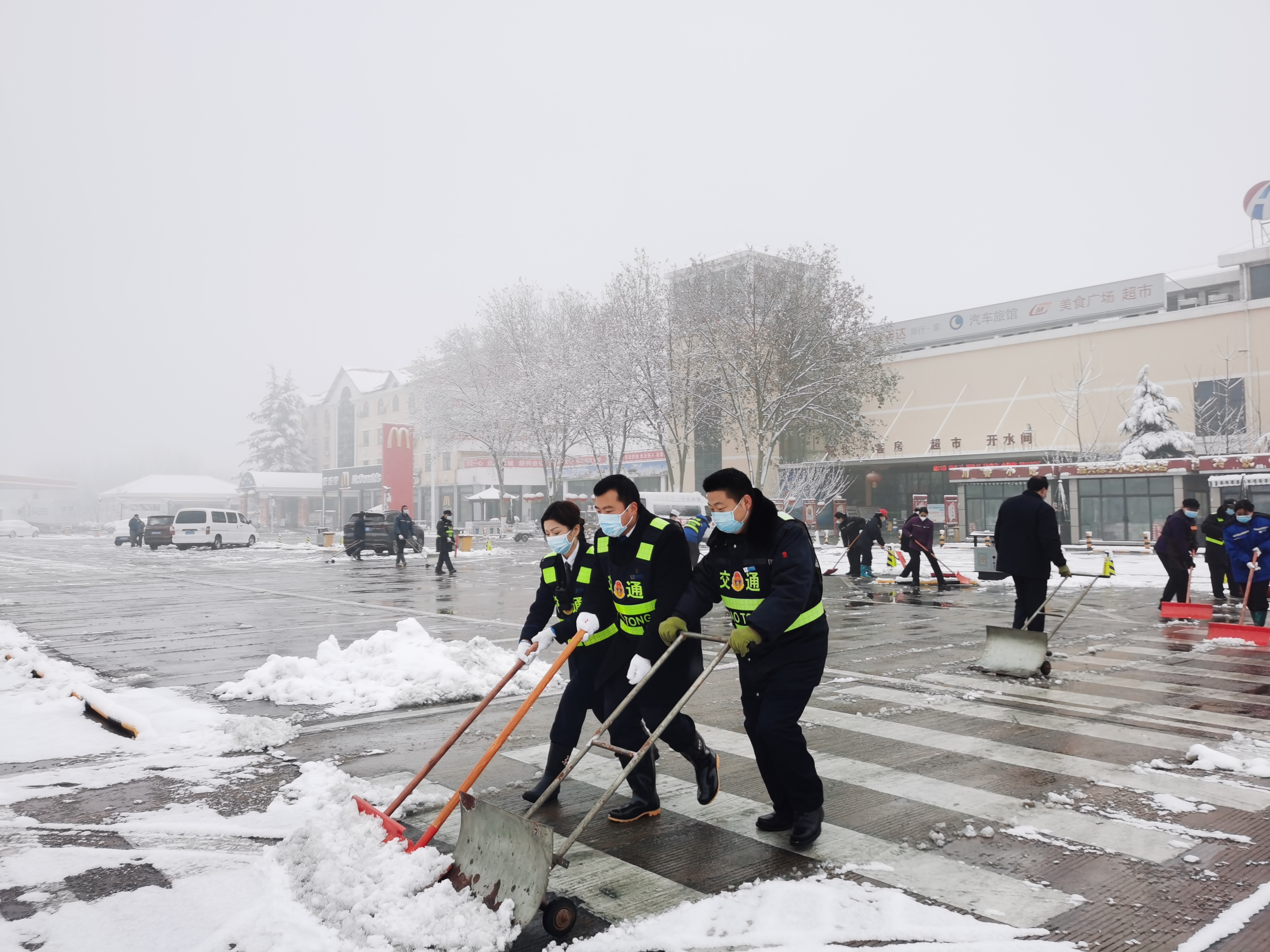 1月5日,洛陽服務(wù)區(qū)除雪保通進(jìn)行時(shí)。 (1).jpg 1月5日,洛陽服務(wù)區(qū)除雪保通進(jìn)行時(shí)。 (1).jpg