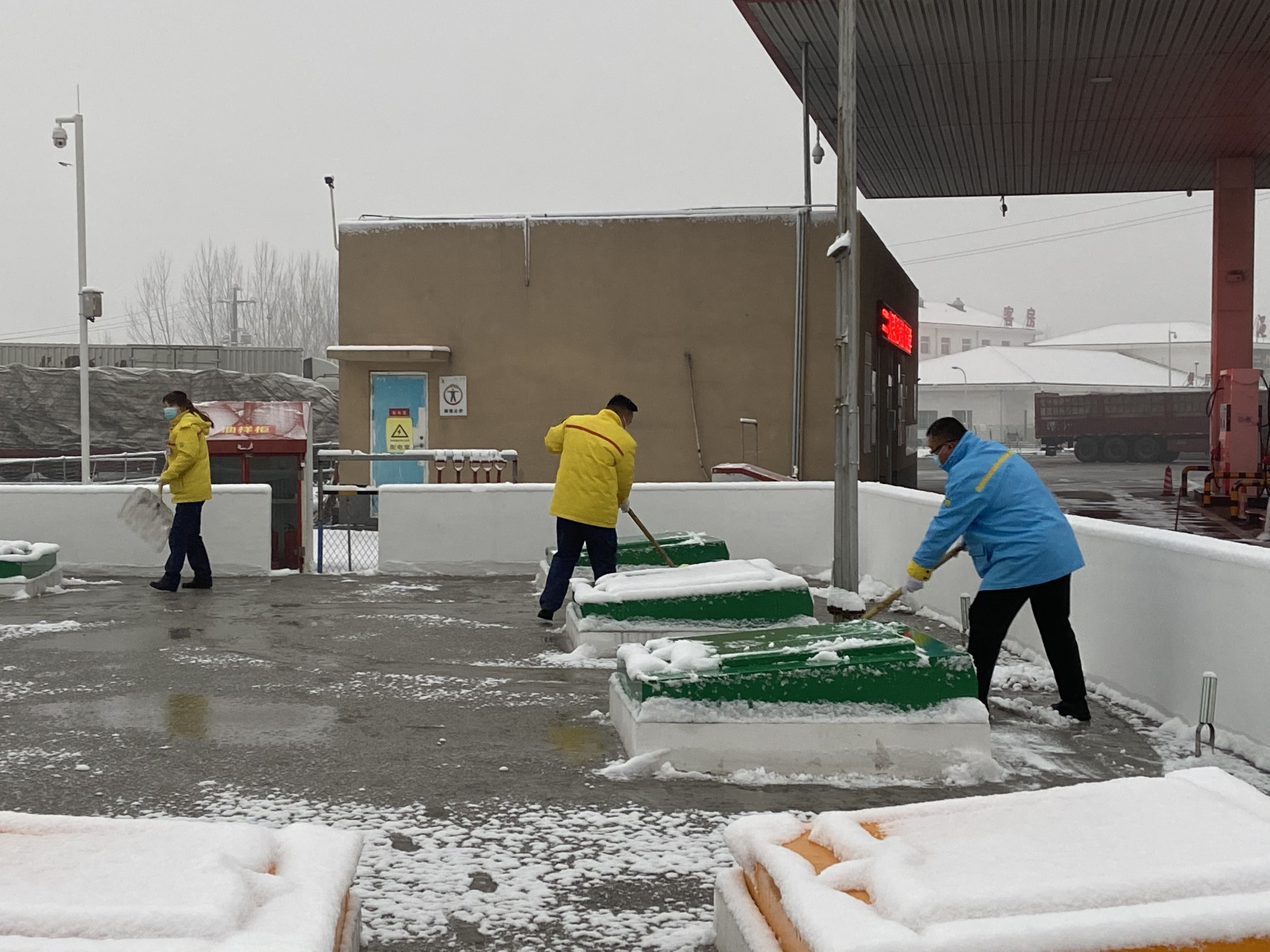 2021.1.5澠池加油站,清掃罐區(qū)積雪殘水.jpg 2021.1.5澠池加油站,清掃罐區(qū)積雪殘水.jpg