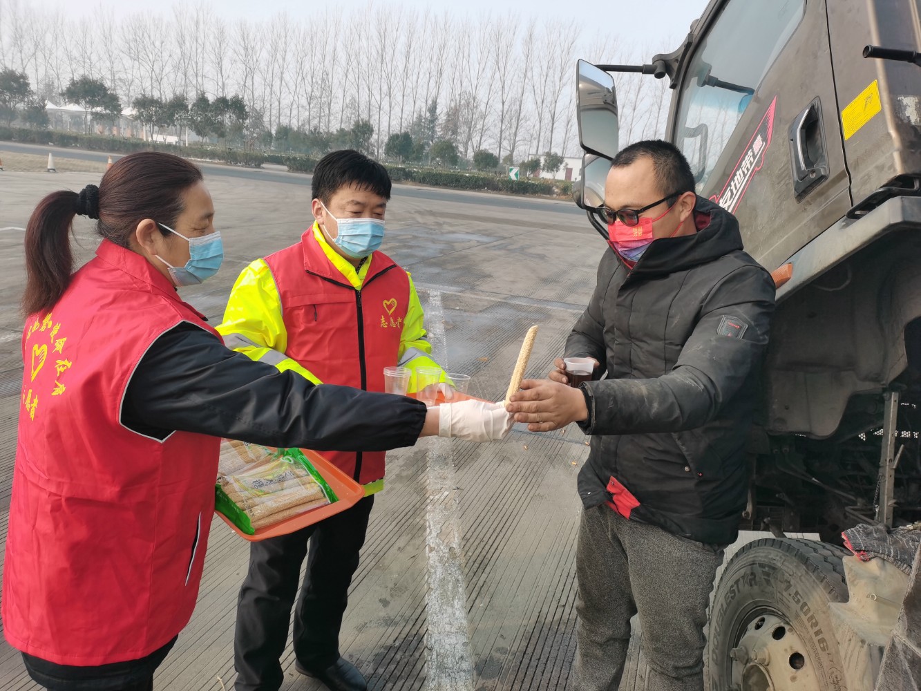 1月25日,扶溝服務區黨員志愿者為司乘送上麻糖和紅棗姜糖茶。 尹航 攝.jpg