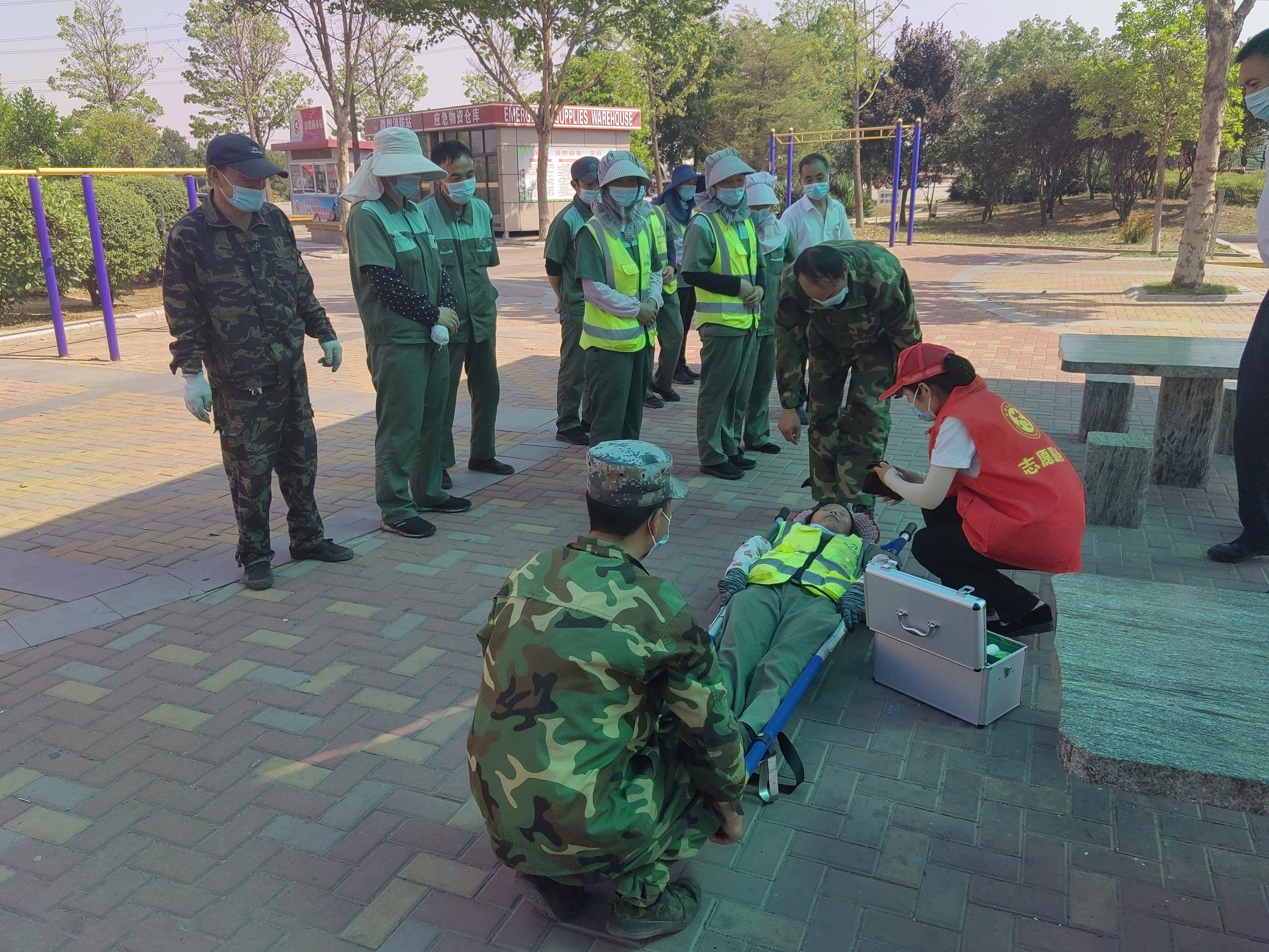 6月16日安陽服務區組織開展高溫中暑應急預案演練梁新芳 攝.jpg 6月16日安陽服務區組織開展高溫中暑應急預案演練梁新芳 攝.jpg