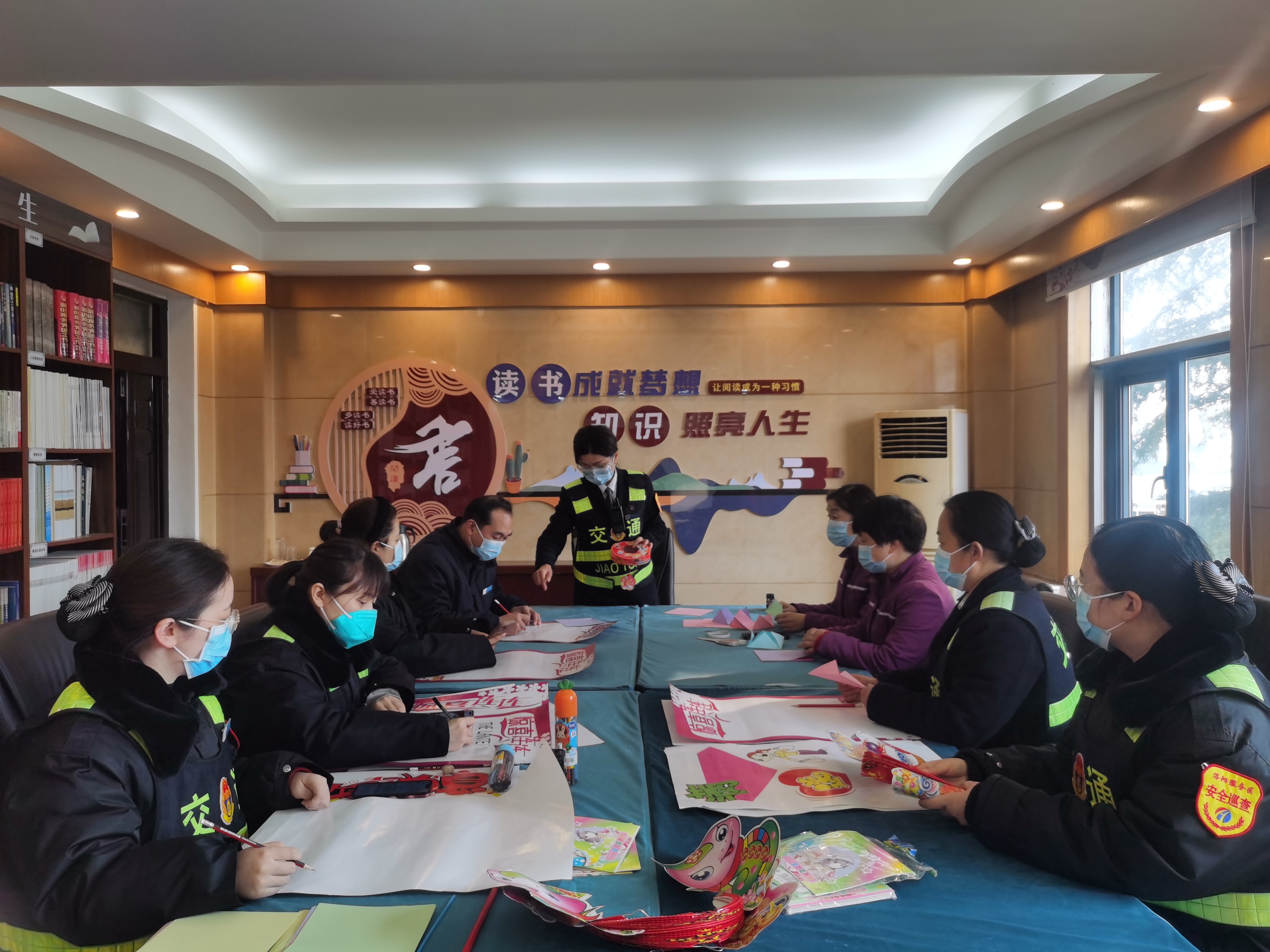 2月5日,洛陽服務區積極組織員工繪制元宵節海報,制作手工燈籠。 (3).jpg 2月5日,洛陽服務區積極組織員工繪制元宵節海報,制作手工燈籠。 (3).jpg