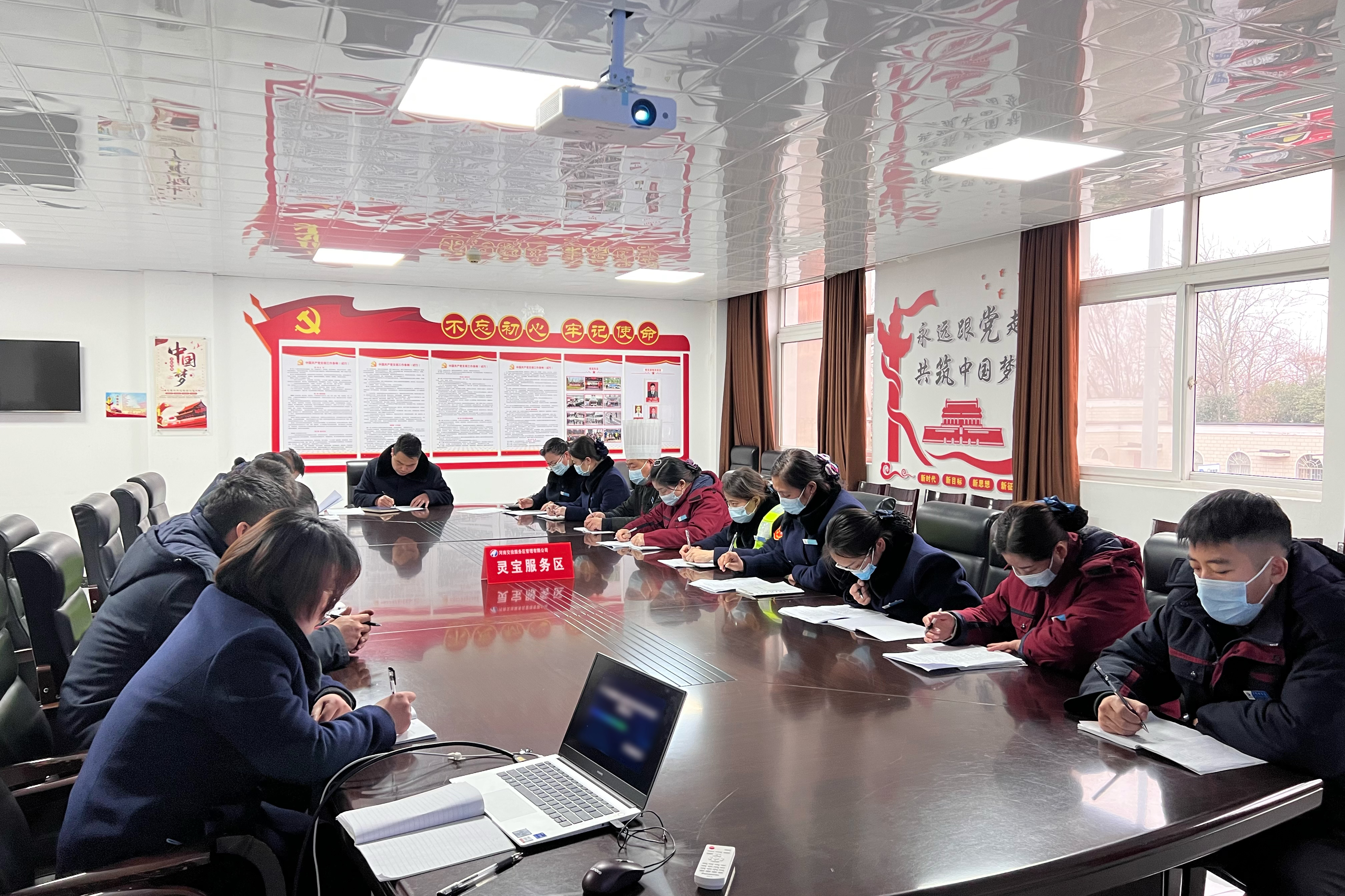 靈寶服務區召開專題會議傳達直屬分公司關于2023年冬季安全生產工作會議精神 拍攝者:王敘媛(18239813660).jpg 靈寶服務區召開專題會議傳達直屬分公司關于2023年冬季安全生產工作會議精神 拍攝者:王敘媛(18239813660).jpg