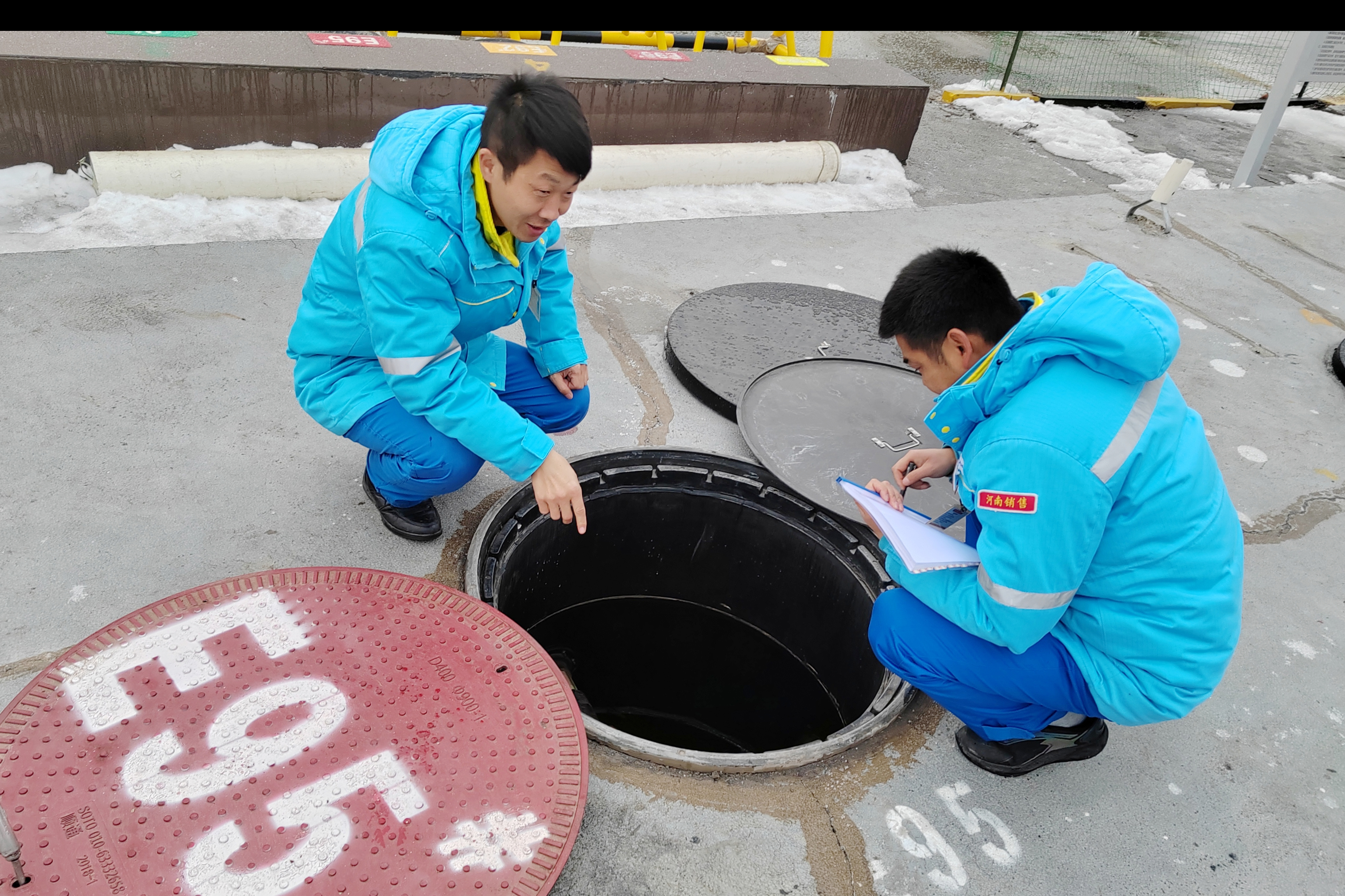 安陽服務區加油站,員工檢查油罐區設備,確保油品儲存安全。拍攝:張麗君.jpg 安陽服務區加油站,員工檢查油罐區設備,確保油品儲存安全。拍攝:張麗君.jpg