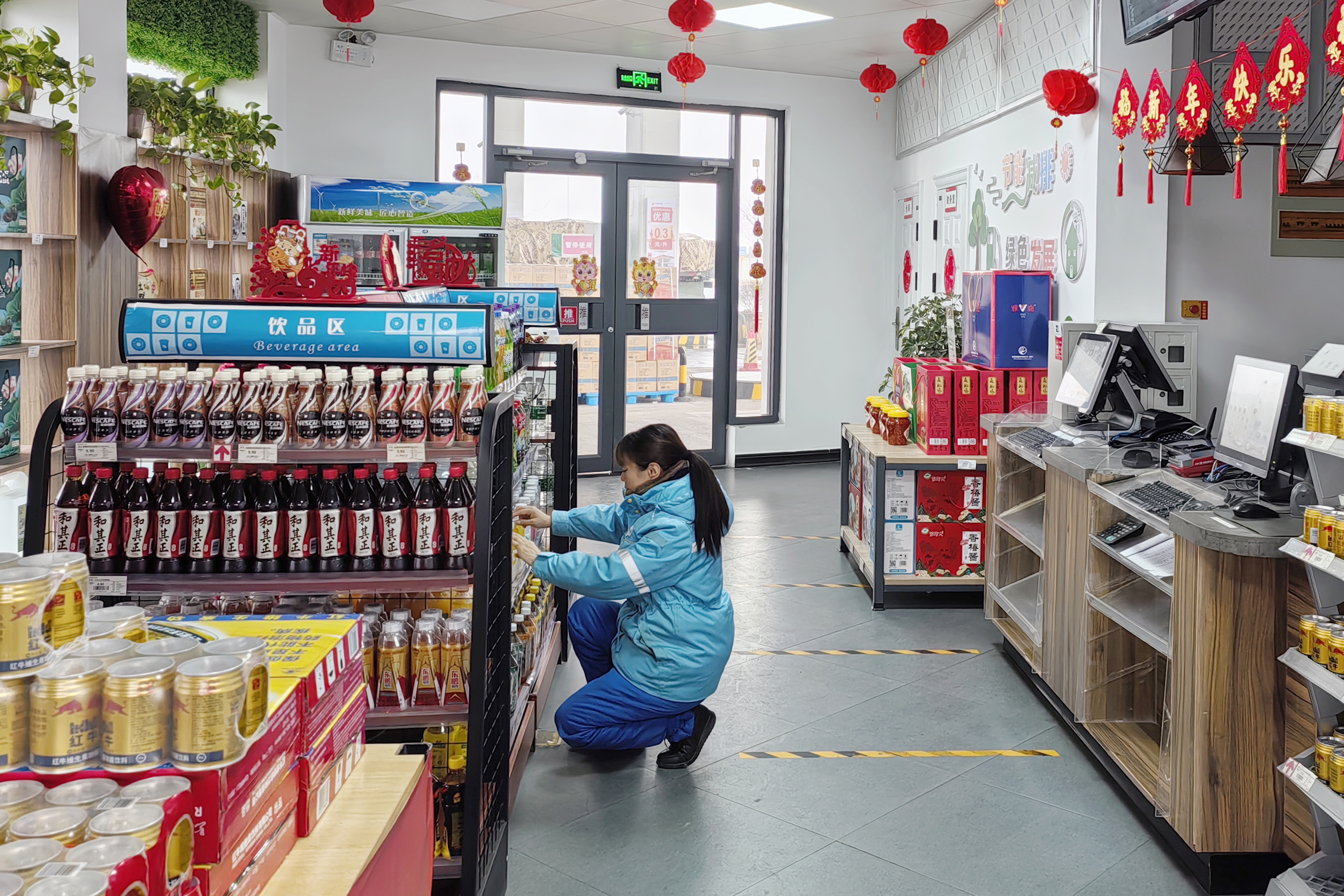 鶴壁服務區加油站,員工整理便利店商品,滿足顧客多樣化需求。拍攝:楊志杰.jpg 鶴壁服務區加油站,員工整理便利店商品,滿足顧客多樣化需求。拍攝:楊志杰.jpg