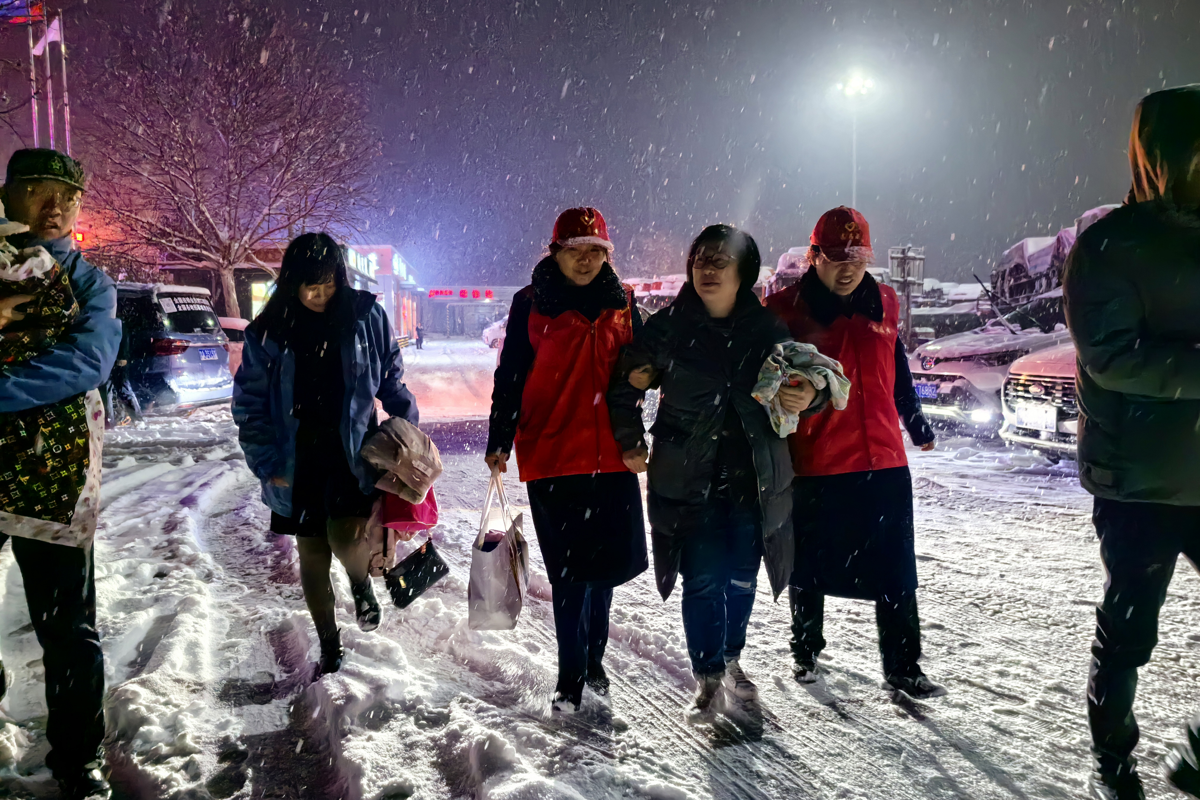 1月15日 澠池西停車區(qū)北區(qū) 工作人員雪天攙扶孕早期孕婦至“臨時(shí)的家”+翟青+15639898985 (3).jpg 1月15日 澠池西停車區(qū)北區(qū) 工作人員雪天攙扶孕早期孕婦至“臨時(shí)的家”+翟青+15639898985 (3).jpg
