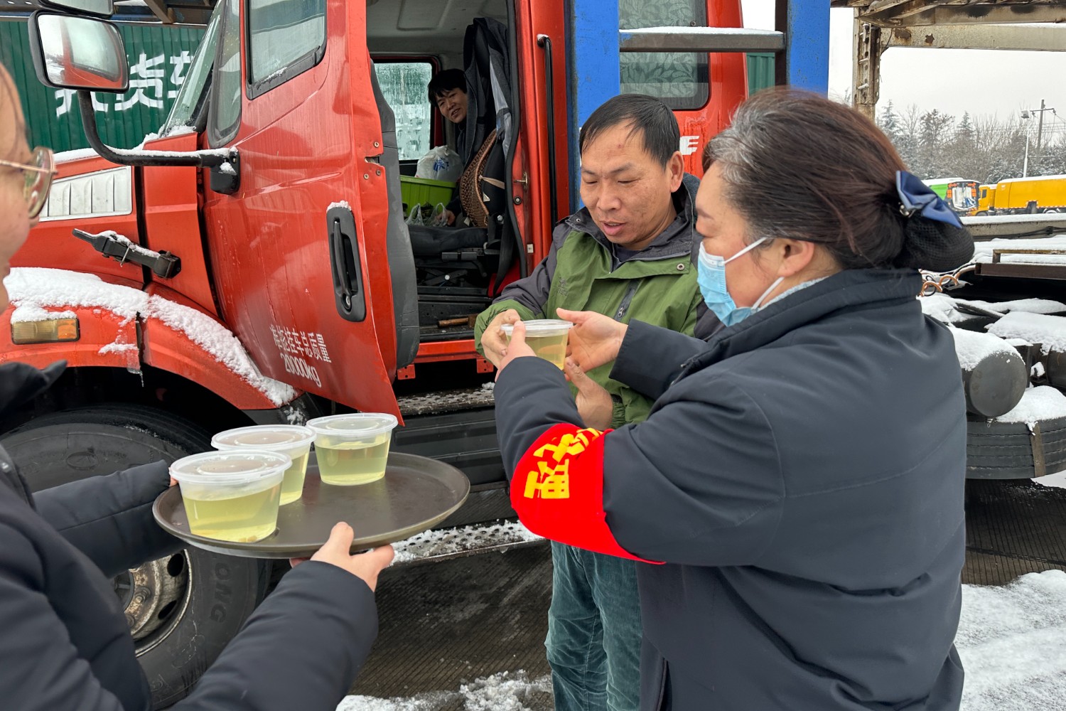 1.16鄭州西服務(wù)區(qū)除雪保為滯留司乘派發(fā)姜茶暖心服務(wù)(拍攝人:王吉 電話15093099877).jpg.jpg