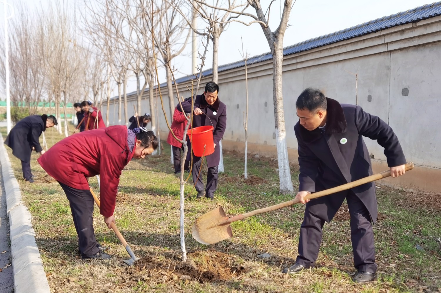 3月12日,小史店服務區(qū)組織開展植樹節(jié)活動。(拍攝:王聰 15539557529).jpg
