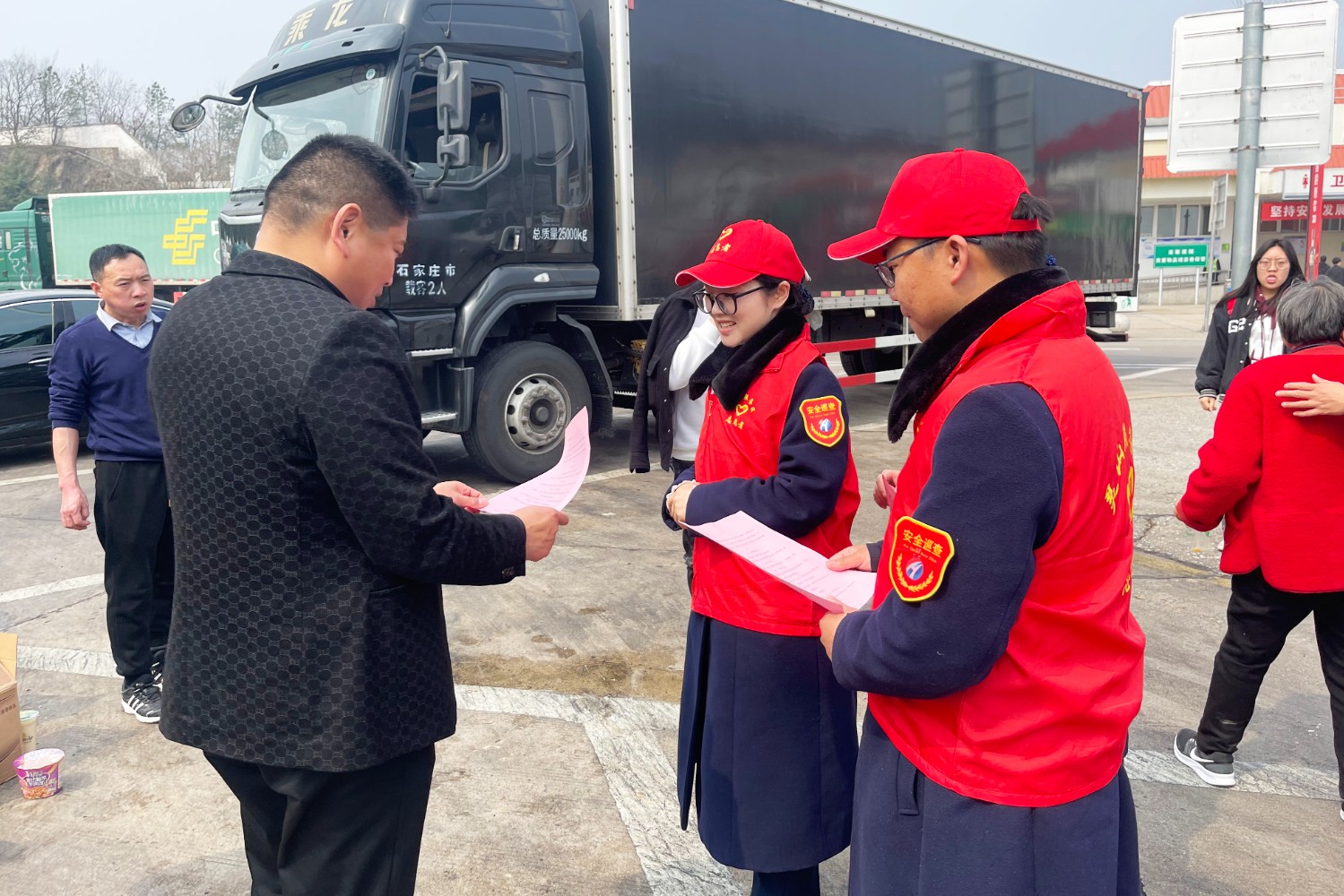 2024年3月14日,靈山服務(wù)區(qū)開(kāi)展消費(fèi)者權(quán)益日系列活動(dòng)。(拍攝者:張波 電話(huà):17651717080).jpg