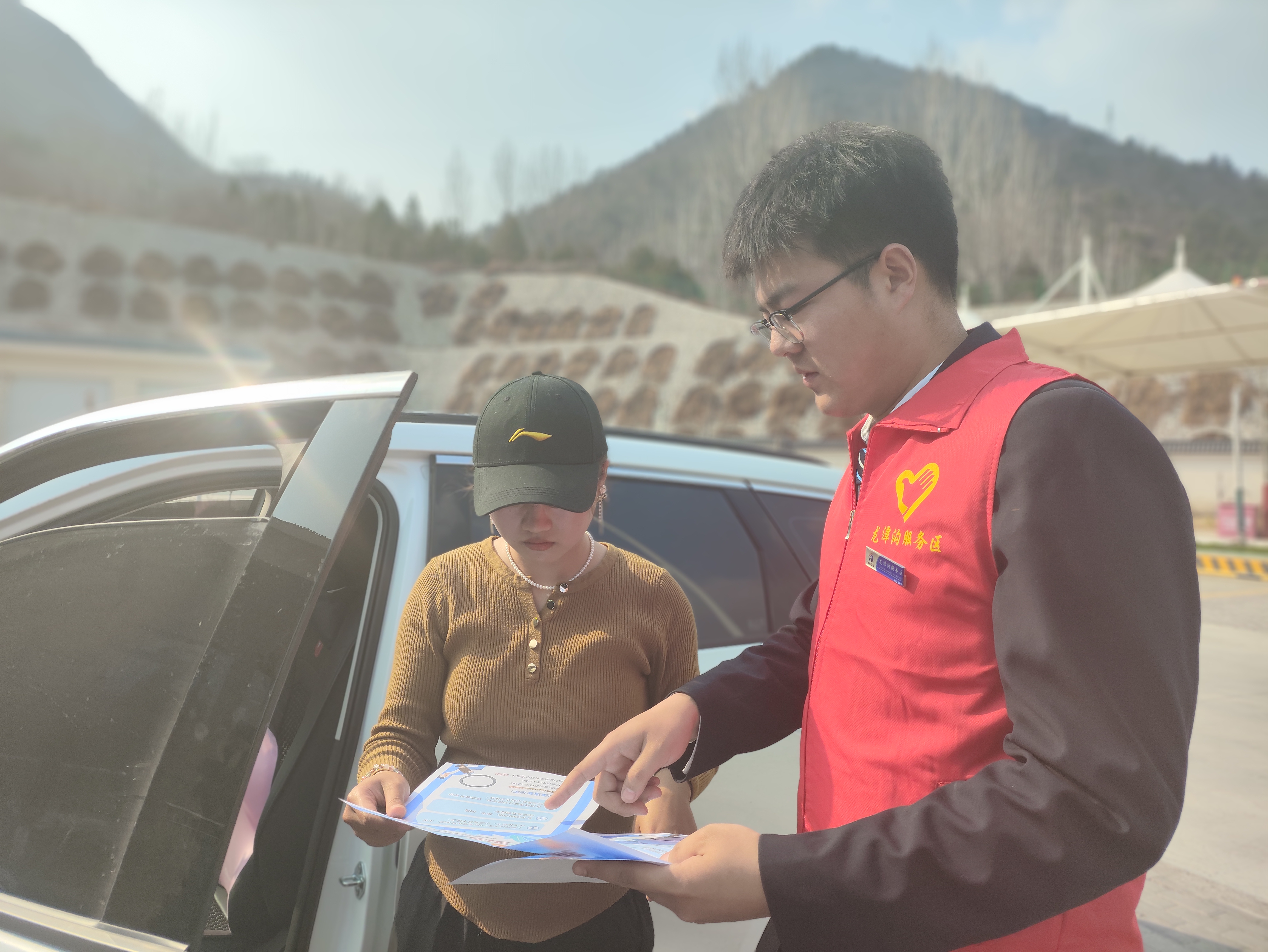 3月14日,龍?zhí)稖戏?wù)區(qū)組織開(kāi)展“3.15消費(fèi)者權(quán)益日”活動(dòng)(拍攝:馬萬(wàn)樺 15136695334).jpg 3月14日,龍?zhí)稖戏?wù)區(qū)組織開(kāi)展“3.15消費(fèi)者權(quán)益日”活動(dòng)(拍攝:馬萬(wàn)樺 15136695334).jpg