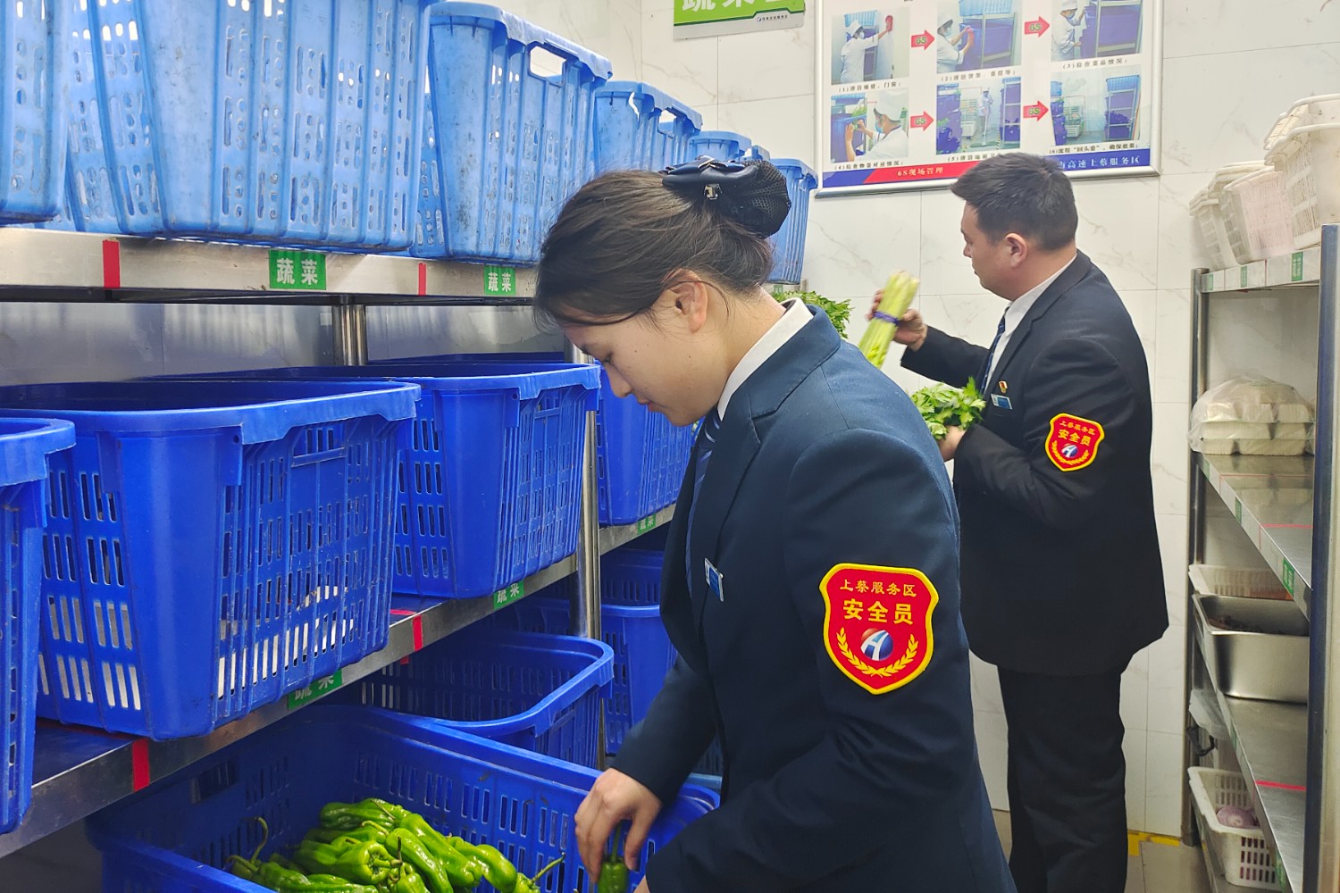 2024年3月14日,上蔡服務(wù)區(qū)開(kāi)展經(jīng)營(yíng)場(chǎng)所食品安全大檢查活動(dòng)。(拍攝者王玉茹:15738537616).jpg