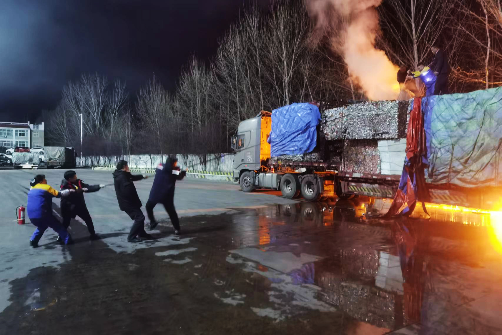 2024年03月20日凌晨0140左右,一輛裝載滿車易拉罐的車輛冒著濃煙駛進服務(wù)區(qū)南區(qū)后廣場,降溫加水人員發(fā)現(xiàn)后第一時間通知當(dāng)日值班經(jīng)理及帶班經(jīng)理,滅火全程二個小時左右,終于將火勢控制住,直至徹底熄滅,目前無人員傷亡,司機稱在前方超限站區(qū)域發(fā)現(xiàn)車輛冒煙,想使用服務(wù)區(qū)降溫加水區(qū)域進行滅火,據(jù)司機估算貨物價值40萬元左右3.jpg 2024年03月20日凌晨0140左右,一輛裝載滿車易拉罐的車輛冒著濃煙駛進服務(wù)區(qū)南區(qū)后廣場,降溫加水人員發(fā)現(xiàn)后第一時間通知當(dāng)日值班經(jīng)理及帶班經(jīng)理,滅火全程二個小時左右,終于將火勢控制住,直至徹底熄滅,目前無人員傷亡,司機稱在前方超限站區(qū)域發(fā)現(xiàn)車輛冒煙,想使用服務(wù)區(qū)降溫加水區(qū)域進行滅火,據(jù)司機估算貨物價值40萬元左右3.jpg