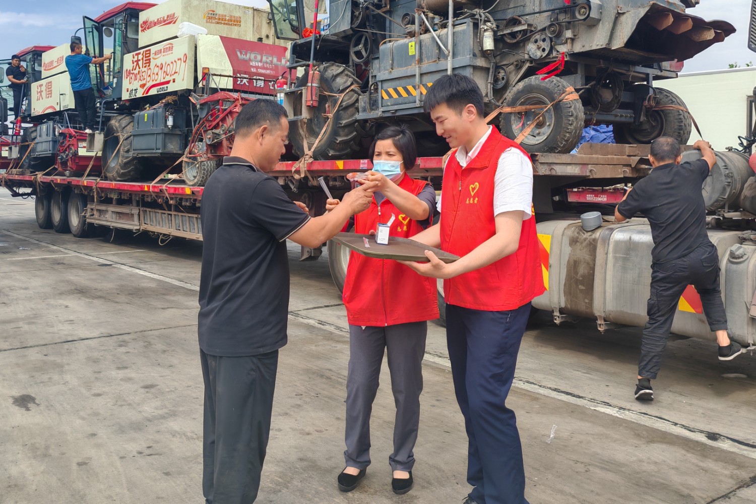 5月21日,上蔡服務(wù)區(qū)為“三夏”跨區(qū)機(jī)收車輛司乘人員,提供梔子茶、菊花茶、愛心綠豆湯降暑3。(拍攝者:王玉茹 15738537616).jpg