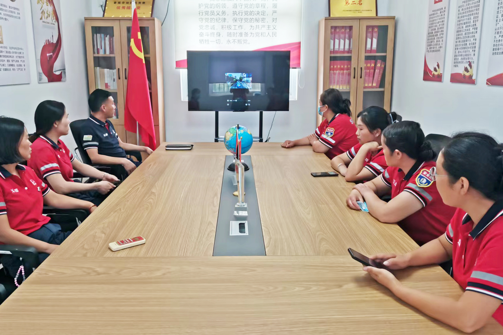 2024年6月7日 河南高速石化有限責任公司 鄢陵南服務區(qū)加油站 端午節(jié)前組織員工進行節(jié)前安全知識。事故案例學習 王雪麗.jpg 2024年6月7日 河南高速石化有限責任公司 鄢陵南服務區(qū)加油站 端午節(jié)前組織員工進行節(jié)前安全知識。事故案例學習 王雪麗.jpg