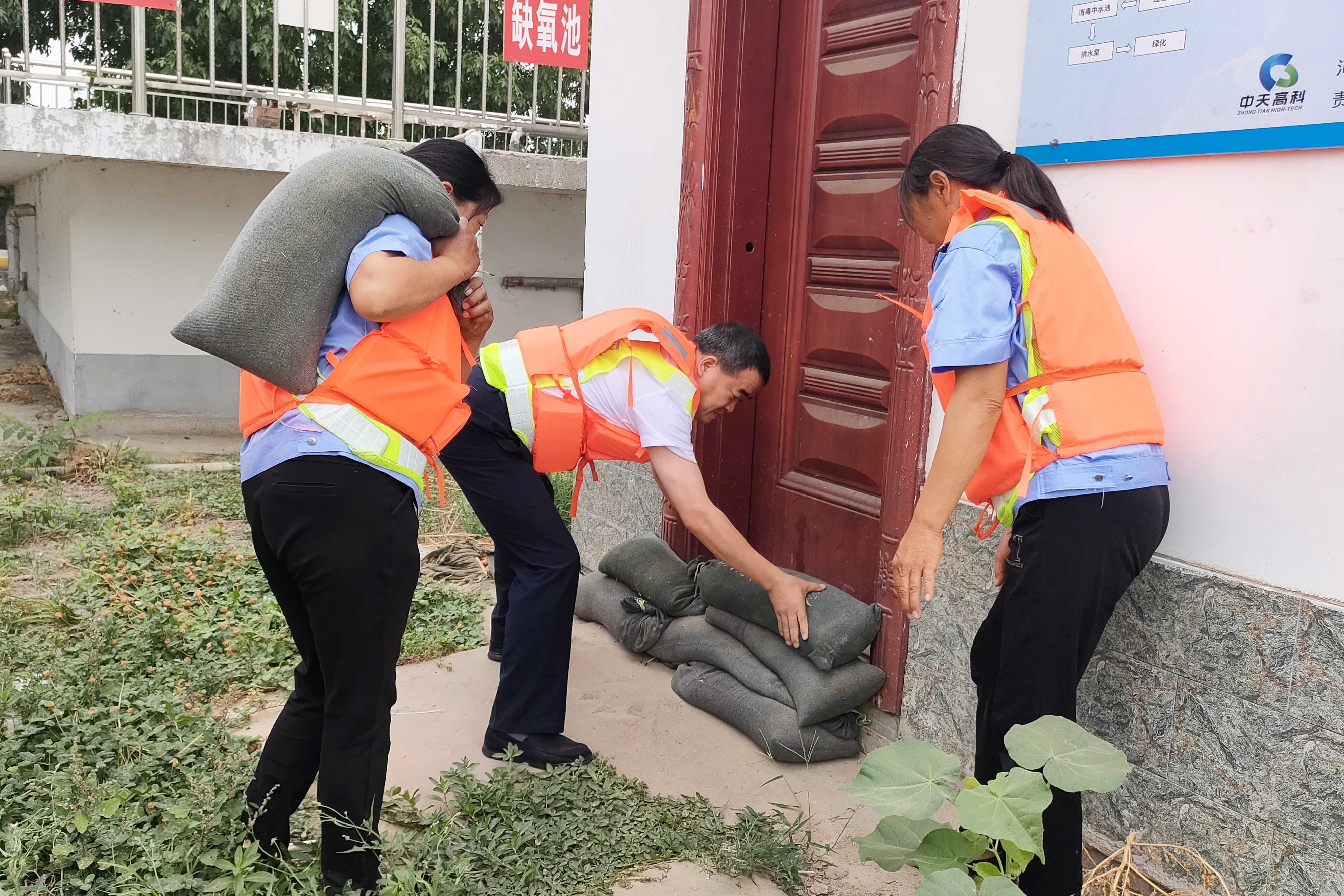 駐馬店服務區(qū)開展防汛演練3(攝影尹慧 13569680087).jpg 駐馬店服務區(qū)開展防汛演練3(攝影尹慧 13569680087).jpg