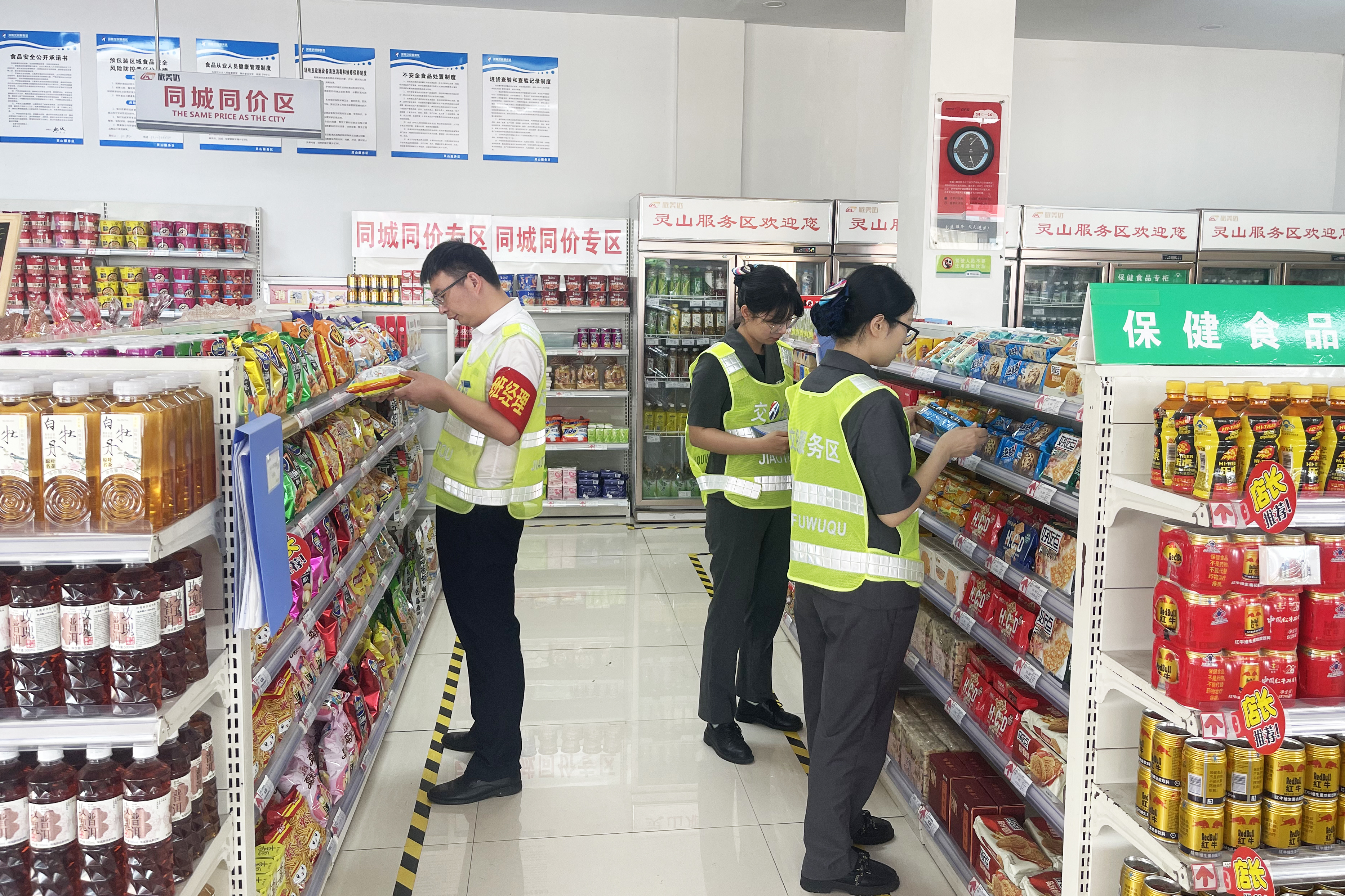 2024年6月7日,靈山服務區(qū)開展節(jié)前安全檢查。(拍攝張波 13569760516).jpg 2024年6月7日,靈山服務區(qū)開展節(jié)前安全檢查。(拍攝張波 13569760516).jpg