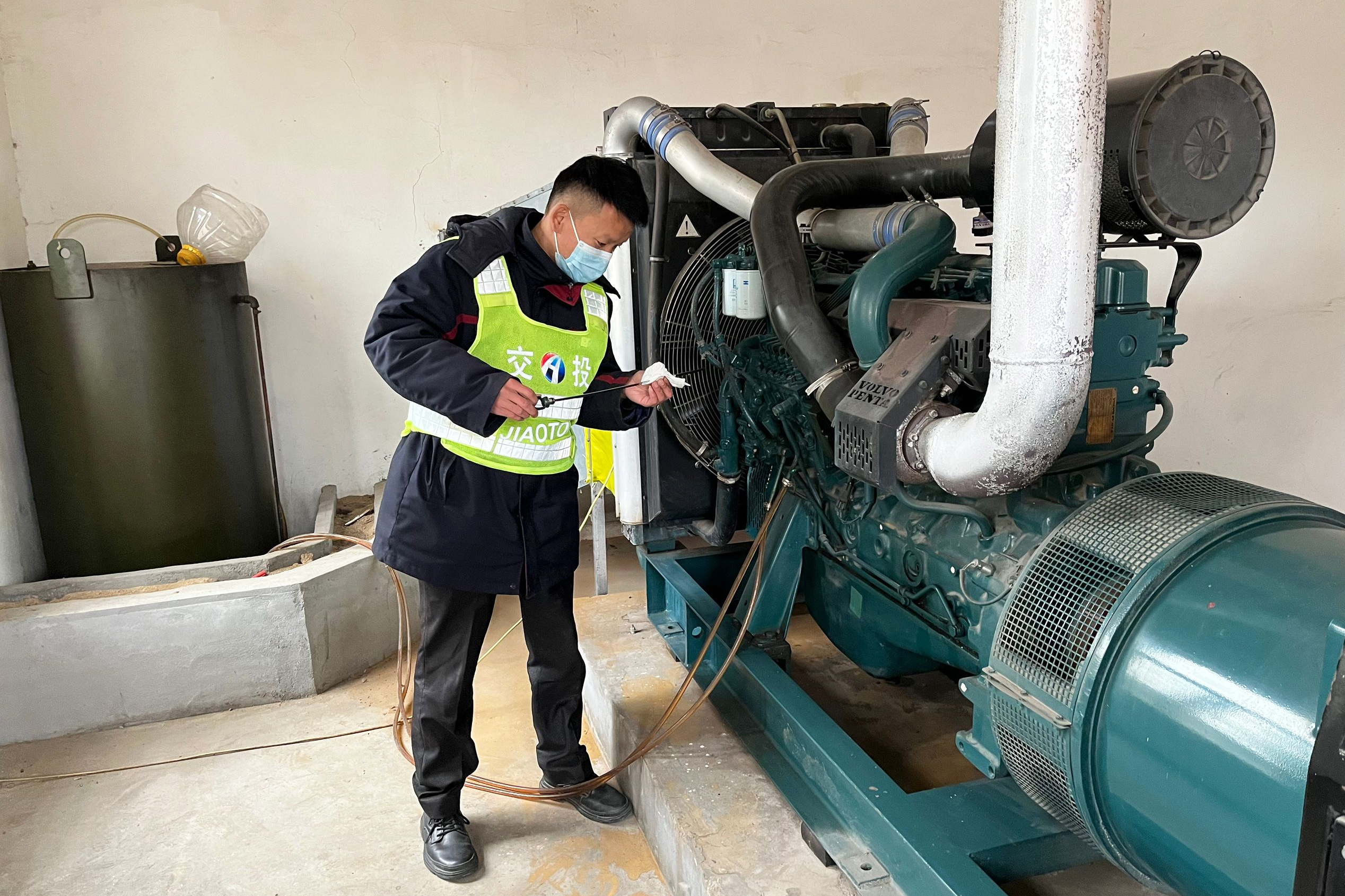 2024年12月30日,桐柏服務區開展元旦節前安全隱患大排查,筑牢安全防線。(拍攝:張潭15890435101).jpg 2024年12月30日,桐柏服務區開展元旦節前安全隱患大排查,筑牢安全防線。(拍攝:張潭15890435101).jpg