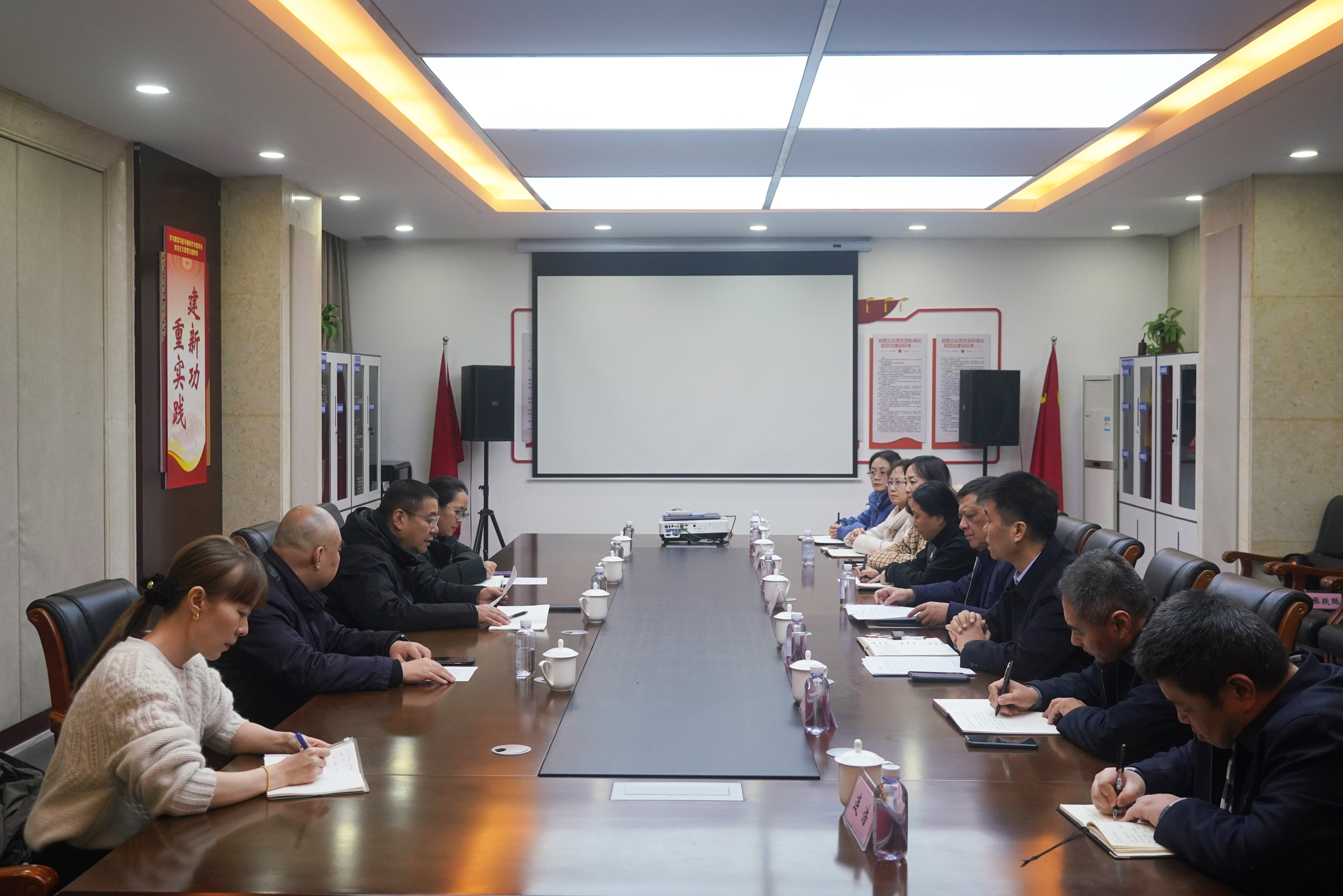 鄭州服務(wù)區(qū).jpg 鄭州服務(wù)區(qū).jpg